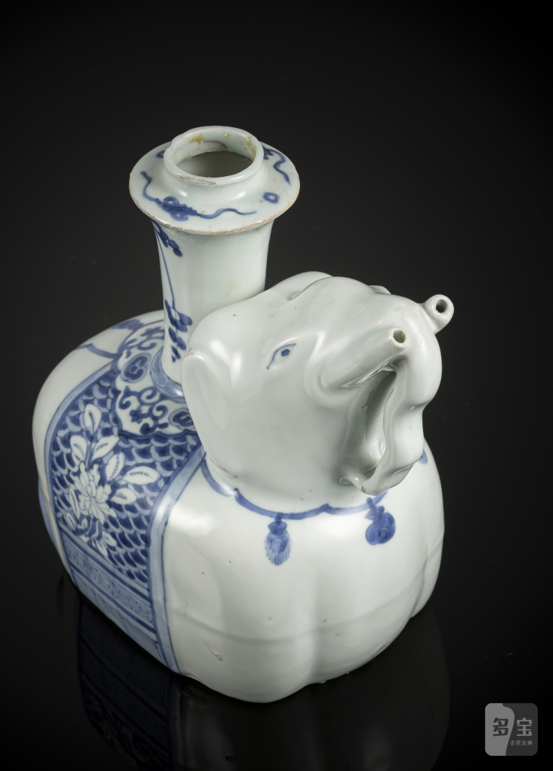 A blue and white elephant-form porcelain kendi - 图3